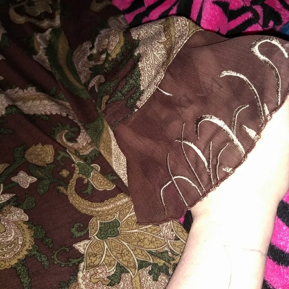 Large V-Neck Flowy Top w/ Cute Sleeves! - Picture 6 of 8